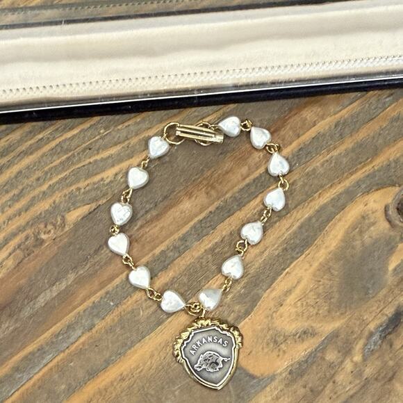 Vintage Arkansas Razorbacks Imitation Heart Shaped Pearl Charm Bracelet In Box - Picture 6 of 7